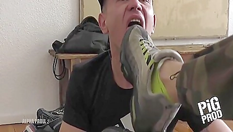 Foot fetish amateur busty brunette - girl fucked on foot