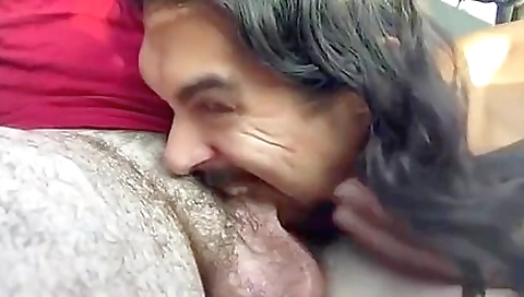 Car driver fucks a brunette and gets her face covered