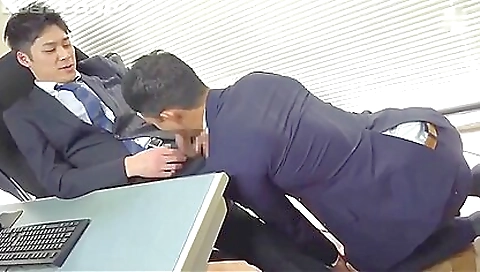 Asian brunette makes you feel good when she plays with her pussy