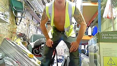 Hot bondage video with a tight talking builder master